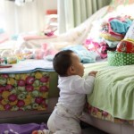 雪莱能扶着沙发站起来了