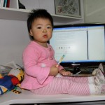 雪莱经常霸占爸爸的电脑桌