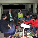 爸爸妈妈吃烧烤，宝宝跳舞