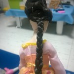 雪莱给芭比编辫子