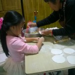 在奶奶家包饺子