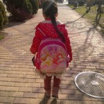 背书包去幼儿园